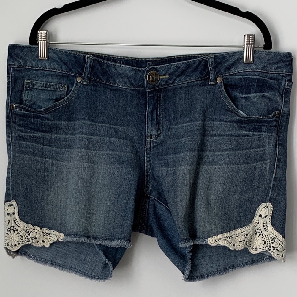 SIZE 34 REVOLUTION BY RICKI’S ASHLEY JEAN SHORT WITH LACE SIDES